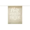 Jute banner - teksten here comes the bride i hvid